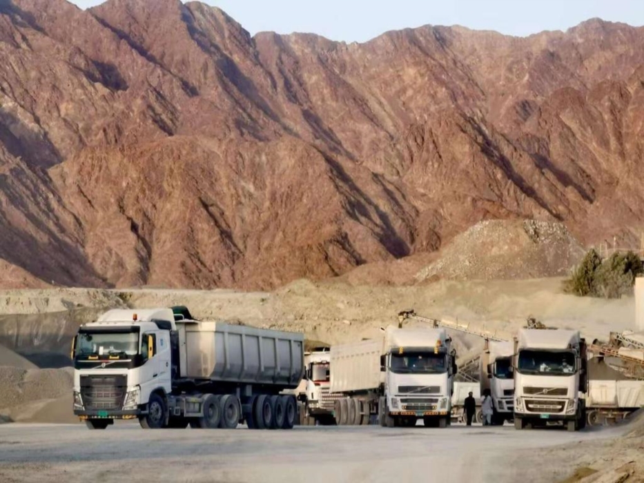 Heavy duty dump truck